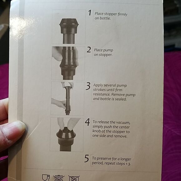 Wine Preserving pump and stoppers set - Picture 4 of 5